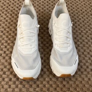 On Running Versa Men’s 11.5 White Sneakers in like new-excellent condition